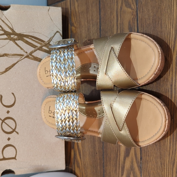 b.o.c Born Concept Jonna gold leather wedge sandals - Picture 2 of 3